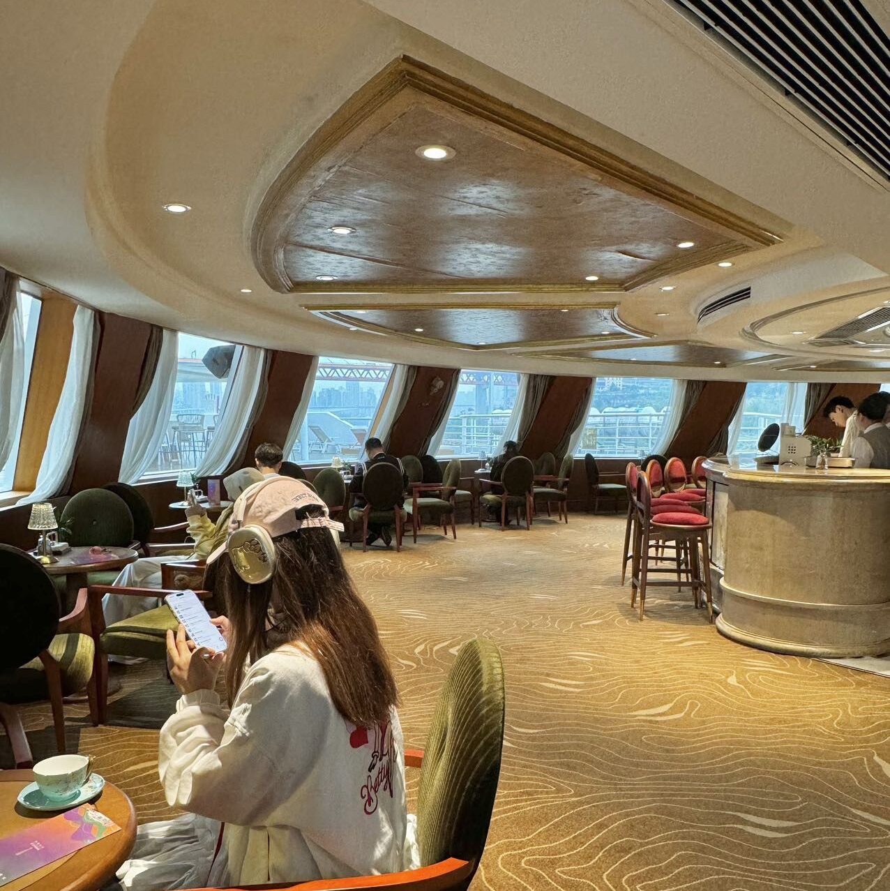 Dining experience on a Three Gorges cruise along the Yangtze River